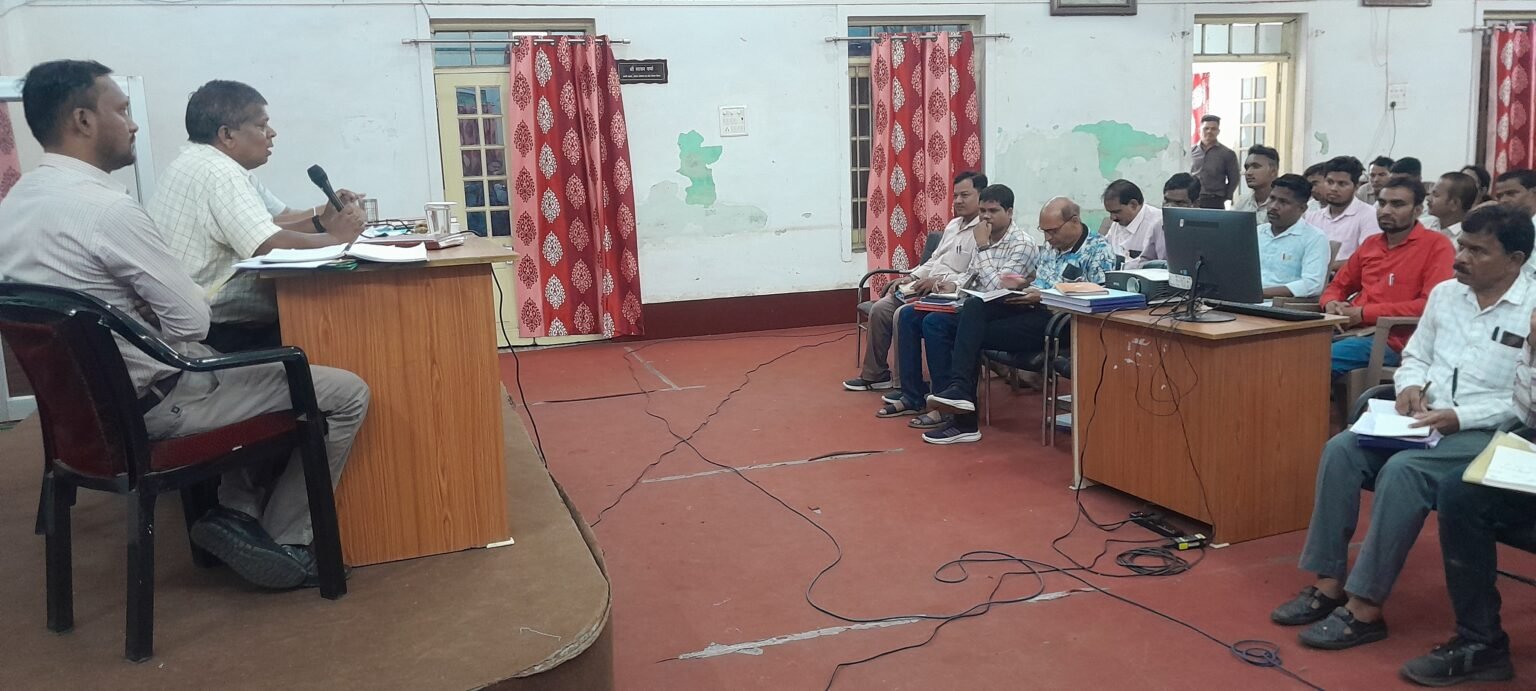 राजस्व विभाग की समीक्षा : आयुक्त ने हर दिन का लक्ष्य तय कर टैक्स वसूली में तेजी लाने के दिए निर्देश