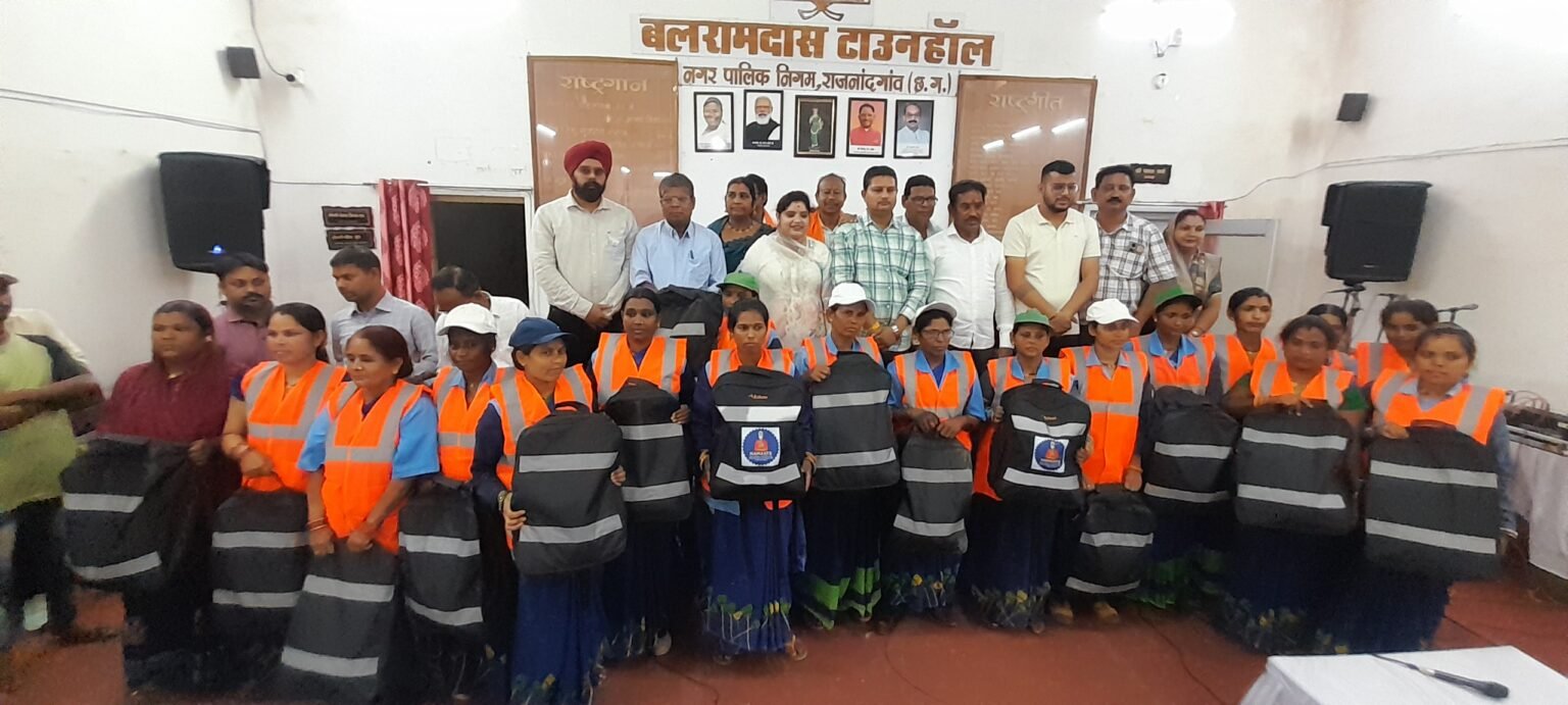 ‘नमस्ते दिवस’ पर स्वच्छता दीदीयों का सम्मान : निगम सभागार में बांटी गई सुरक्षा किट, मोबाइल मेडिकल यूनिट से हुआ स्वास्थ्य परीक्षण