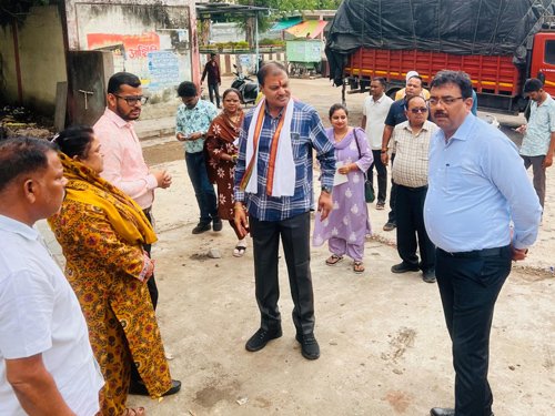 महापौर ने आयुर्वेदिक औषधालय परिसर व हाट बाजार का किया निरीक्षण