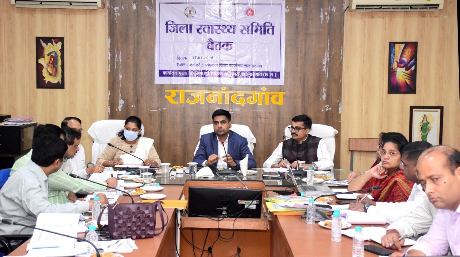 जिले में मातृ एवं शिशु मृत्यु दर में कमी लाने समर्पित भाव से करें कार्य : कलेक्टर