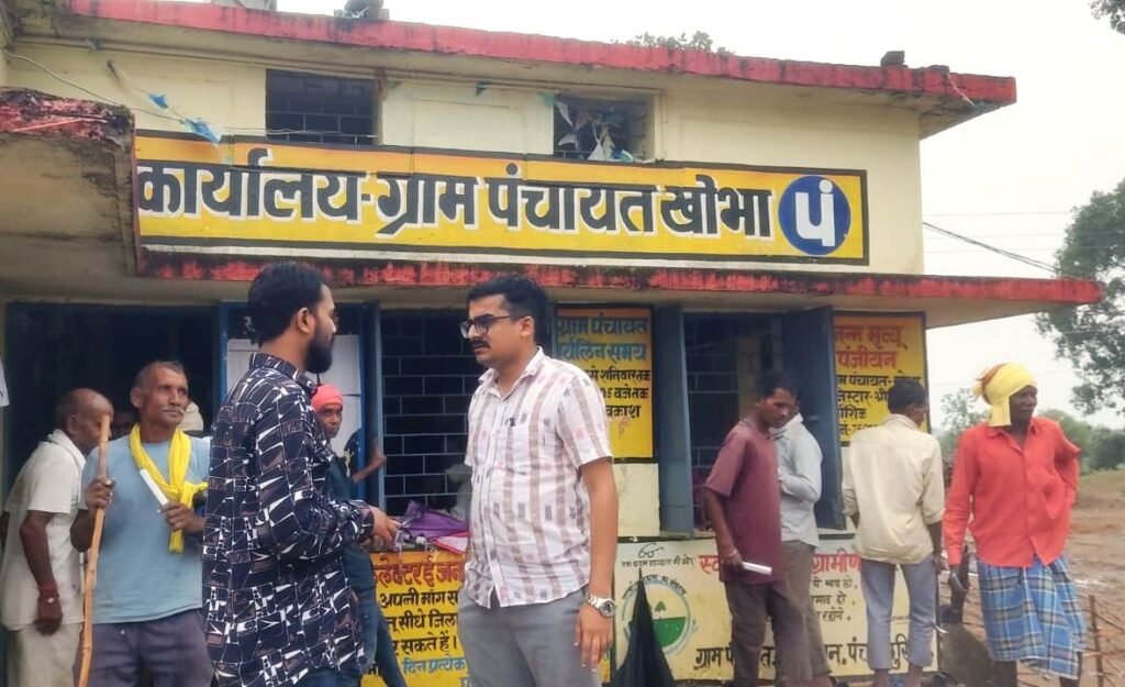 धरातल पर योजनाएं देखने पहुंचे जिला पंचायत सीईओ : छुरिया के गांवों का किया निरीक्षण, स्कूल में परखा मध्यान्ह भोजन
