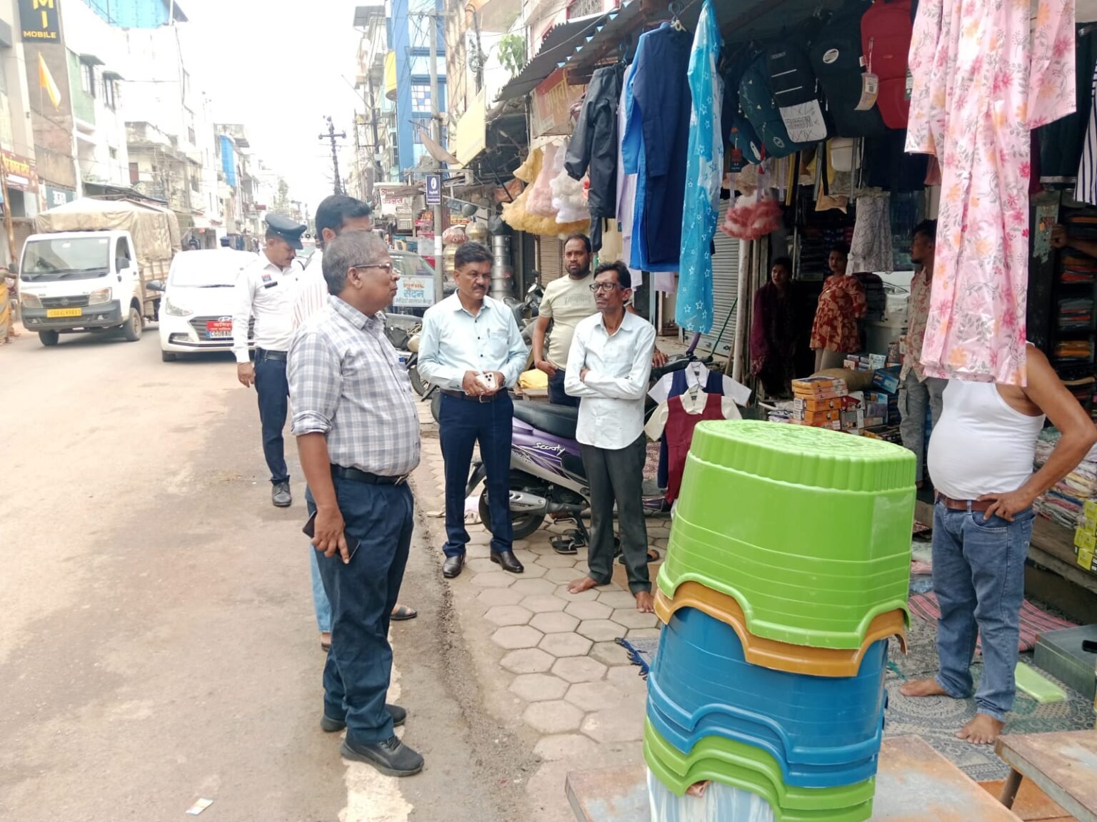 गुड़ाखू लाइन में निगम आयुक्त ने अमले के साथ किया पैदल भ्रमण, दुकानदारों से कहा- बाहर सामान न रखें