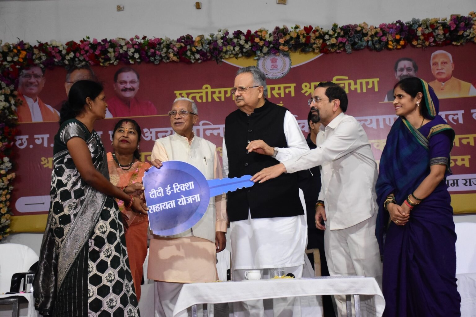 मेहनतकश श्रमिकों के जीवन में शासन की योजनाएं ला रही महत्वपूर्ण परिवर्तन : डॉ. रमन सिंह