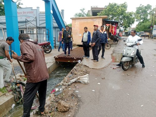आयुक्त की सुबह-सुबह इंदिरा नगर में दस्तक : जिला अस्पताल का चोक नाला JCB से खुलवाया, ऑडिटोरियम का मरम्मत कार्य जल्द पूरा करने के निर्देश